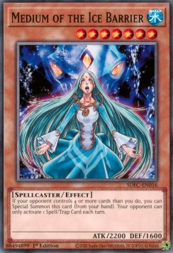 Medium of the Ice Barrier⁣ - Structure Deck: Freezing Chains⁣ (Common)⁣ [016]